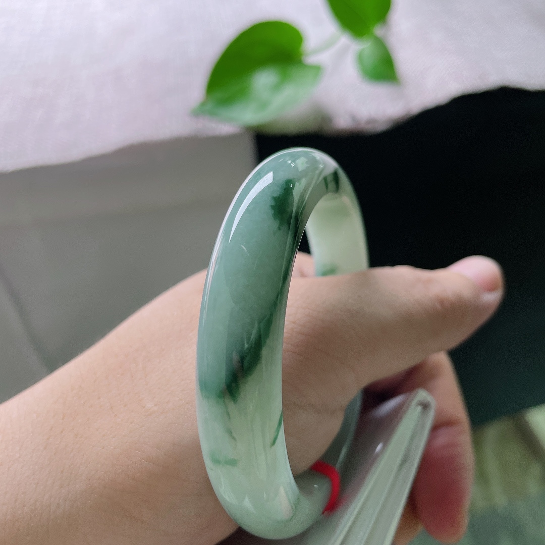 53/12.2/8.5，飘花正圈，细腻，水墨落玉，独一份温柔 ，自带画意的飘花镯 ，无裂，ss58550a