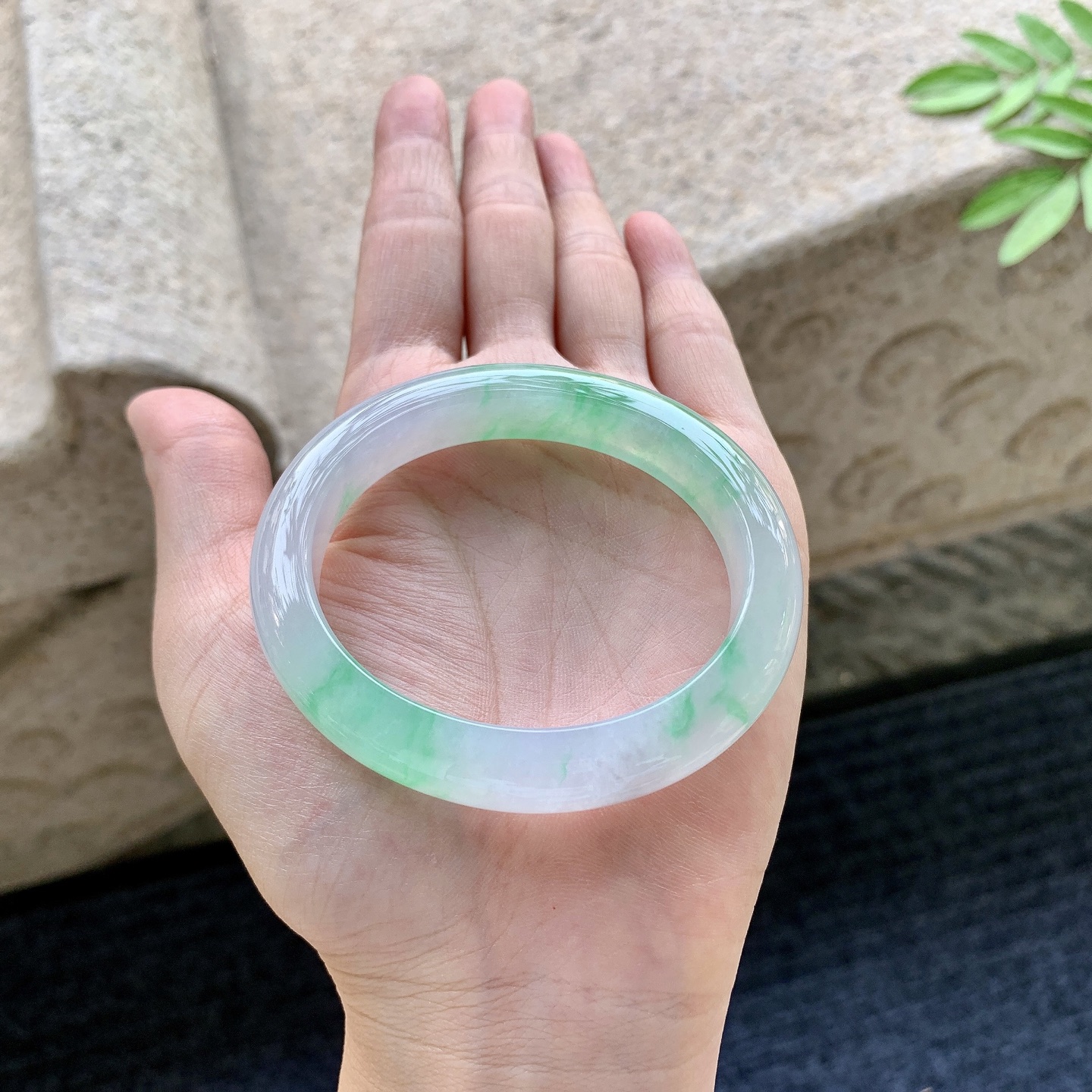 冰糯飘绿，水润，种老，细腻，打灯有纹线