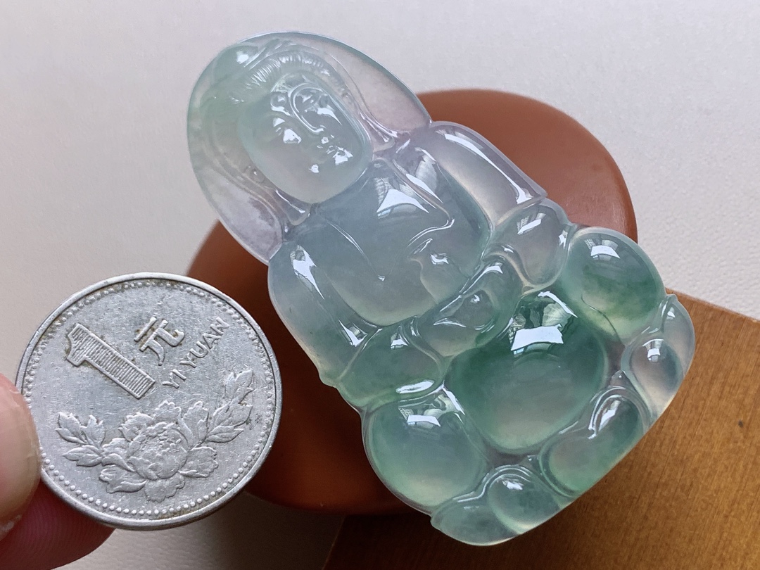 ️ 玻璃种飘彩观音 飘彩十分漂亮，观音妙相慈悲为怀，无裂尺寸56.8*34*5.8