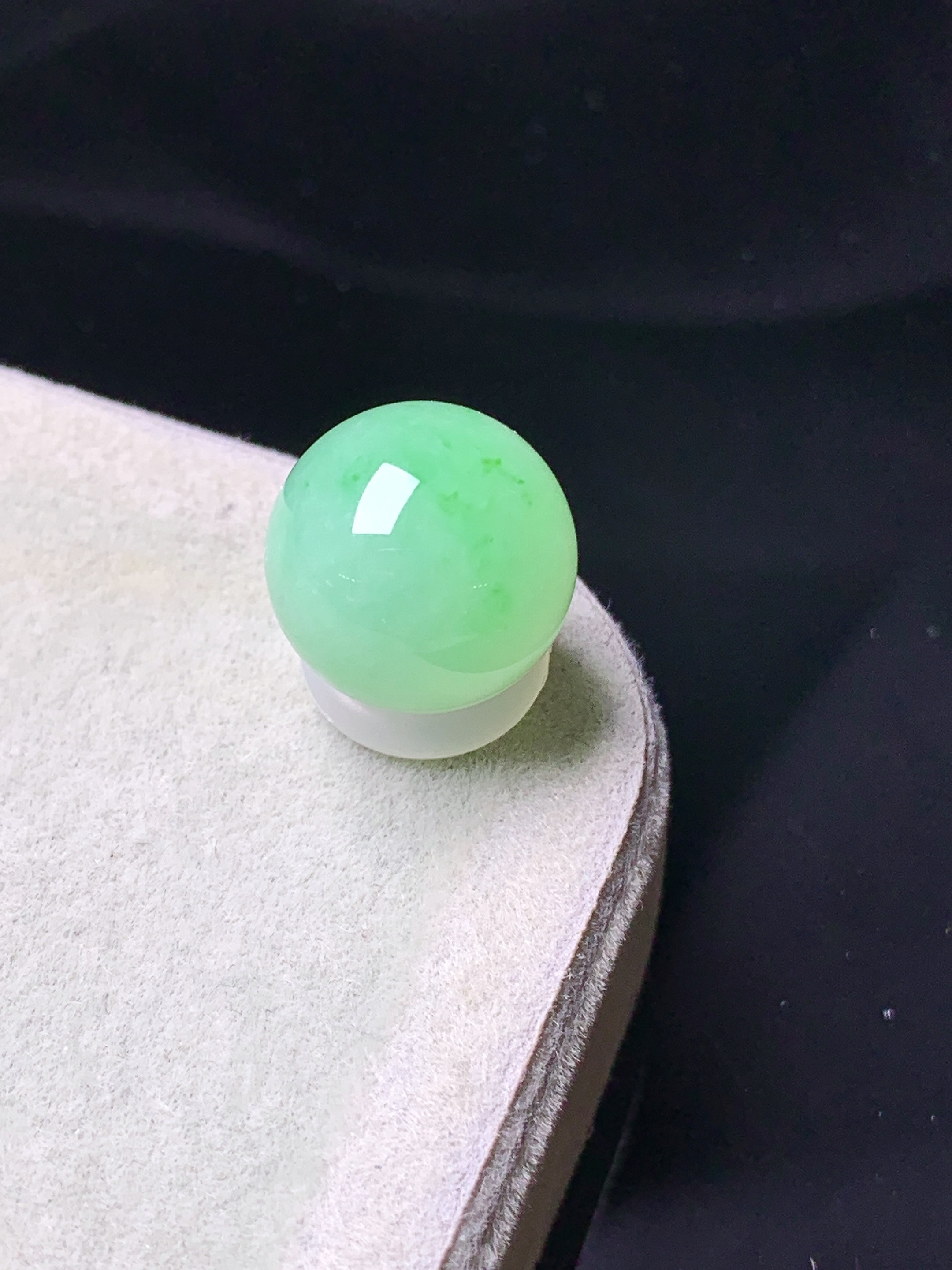 阳绿圆珠 玉质细腻 色泽艳丽清新 水润亮眼 整体尺寸12 z2