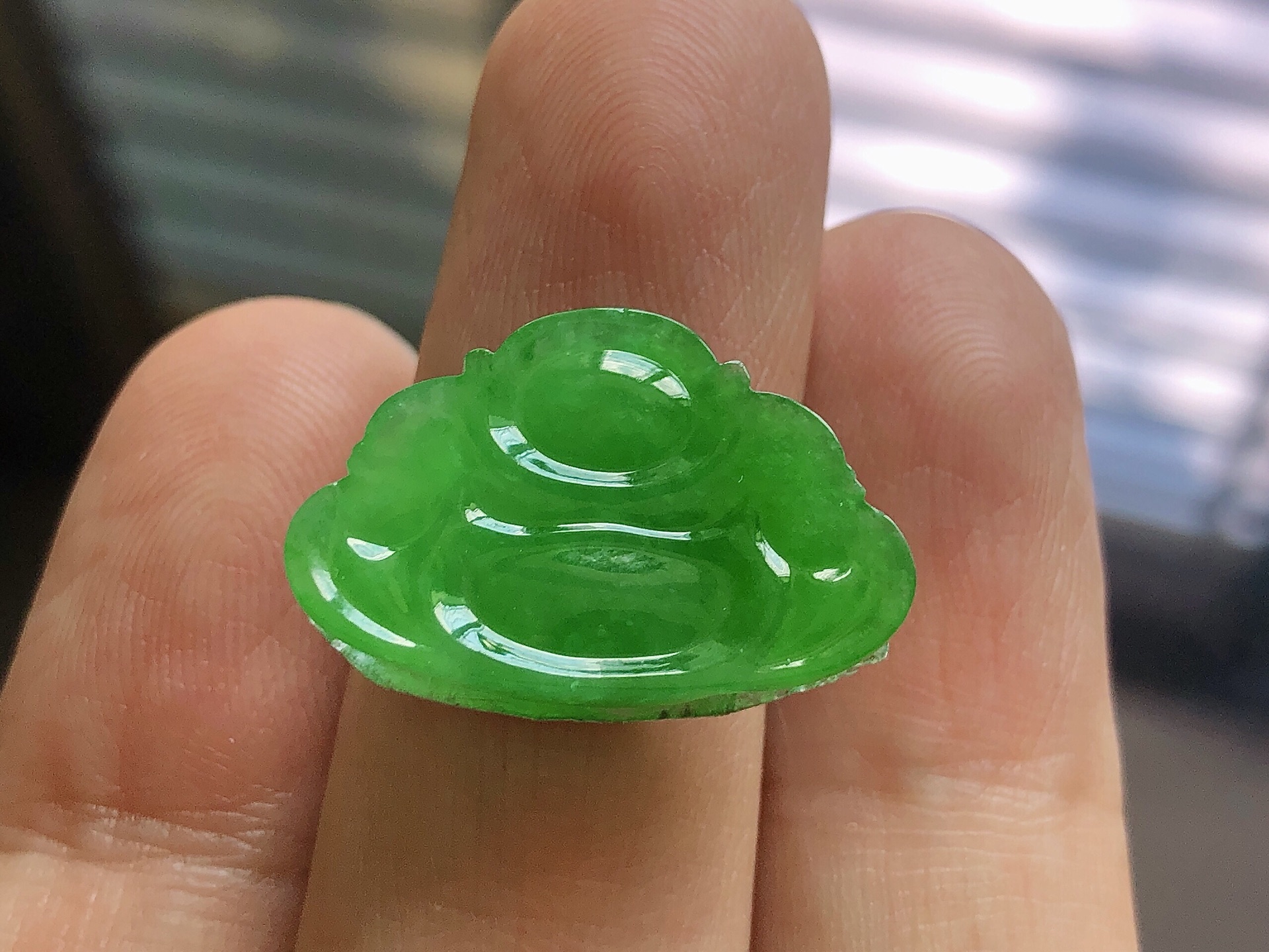 ️ 冰种阳绿佛公， 色泽艳阳，通透水润，玉质细腻，夺目迷人，雕工精湛，面相慈祥大气，品相，无裂，尺寸23.3*15.5*4.7