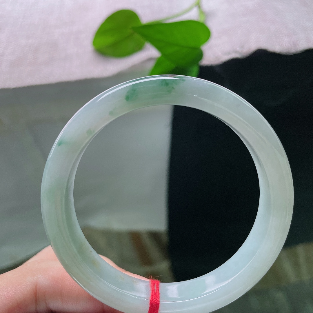 57.2/11.6/7.8，飘花正圈，无裂，有点黄翡，飘花飘逸洒脱，每一缕花色都是独属于这只镯子的天