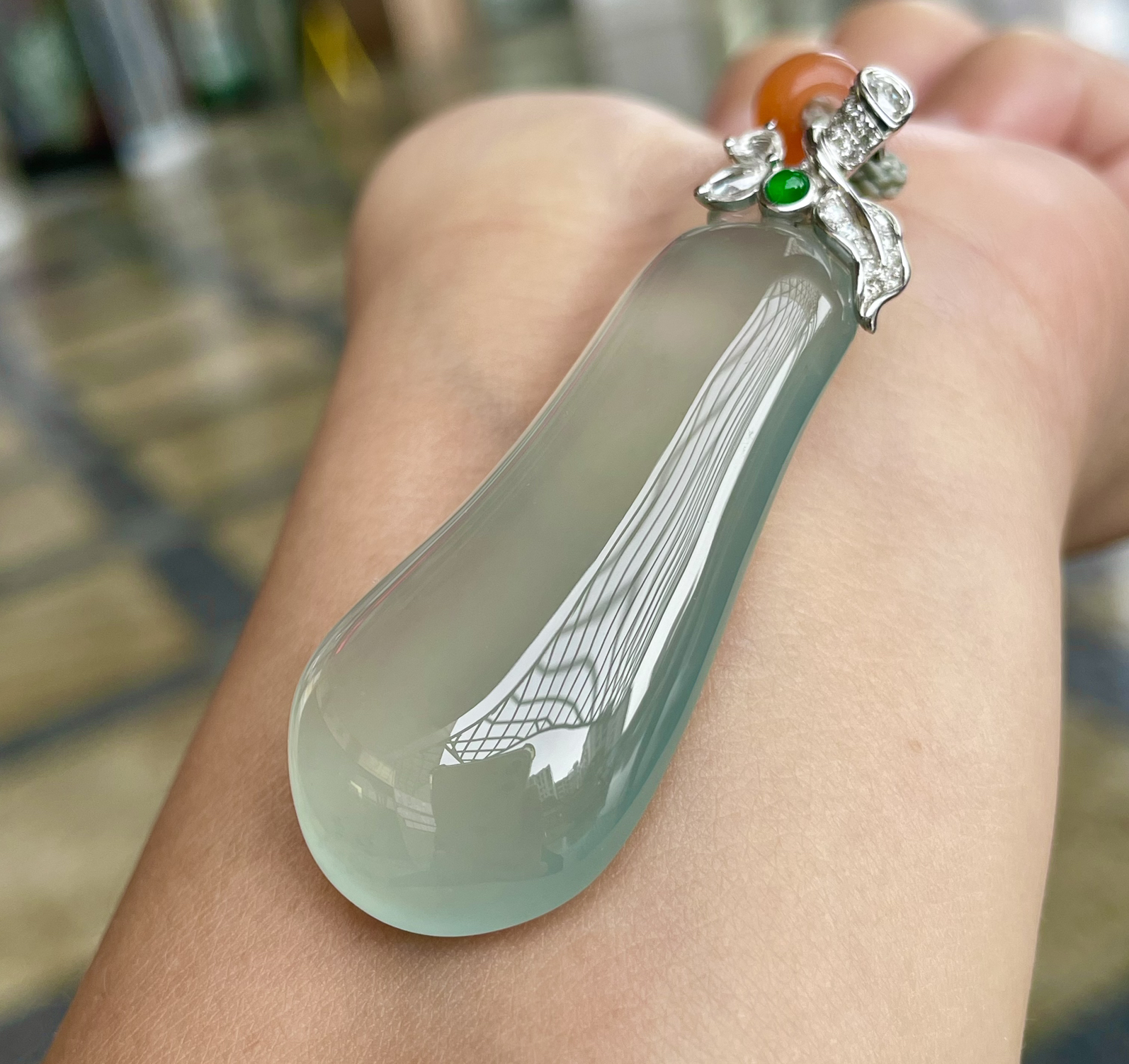 【冰种福瓜吊坠】种水上乘，晶莹剔透，纯净通透，莹光感很强。收藏品质，18k金钻镶嵌，裸石尺寸48.1*20.3*9.3毫米