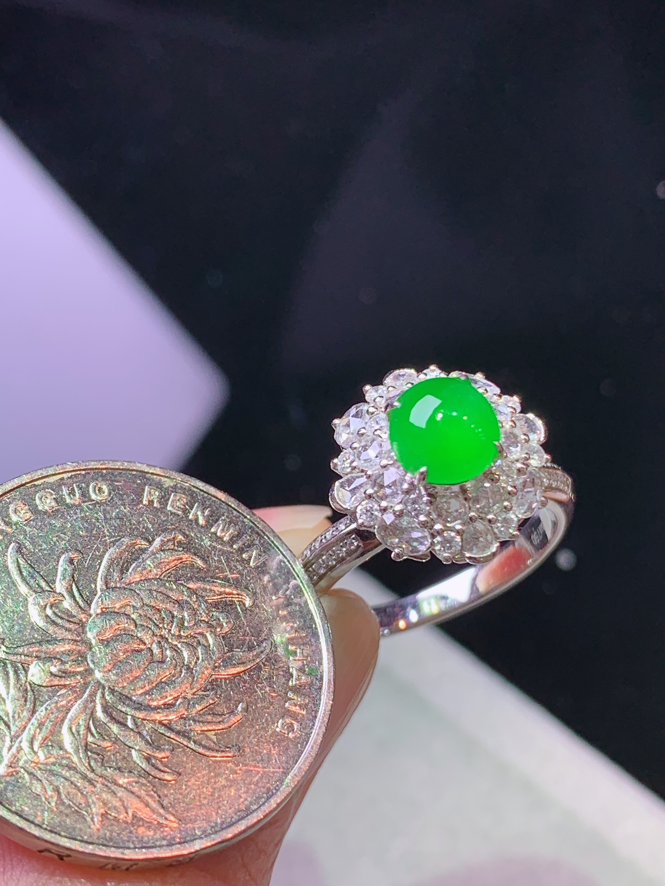 18k金钻镶嵌冰阳绿蛋面戒指 玉质细腻 色泽艳丽清新 水润亮眼 圈口13.5 整体尺寸13.6*11.8 m1