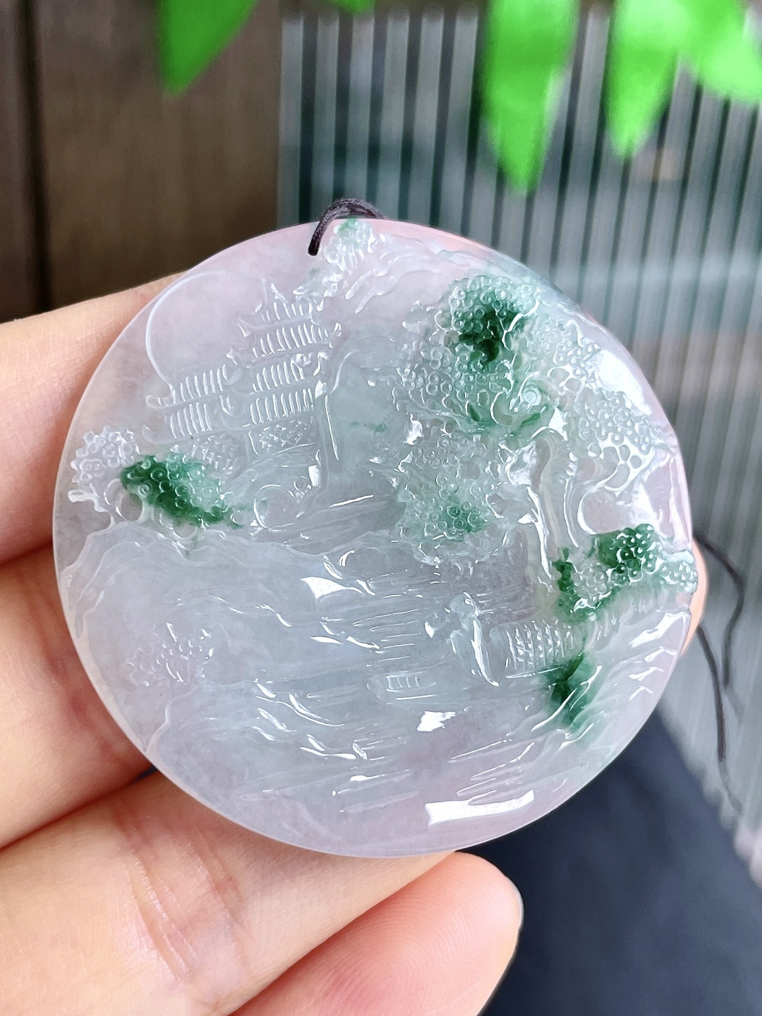 【裸石】冰飘花圆牌山水牌吊坠【说明】缅甸 无裂 性比高【尺寸】46.8-5.6【重量】25.6克