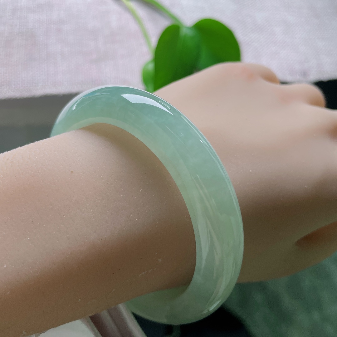 绿底正圈，一点皮纹，没有繁复雕花，素面一镯，全部美感都来源于玉石本身的质地与色泽。ss58520a