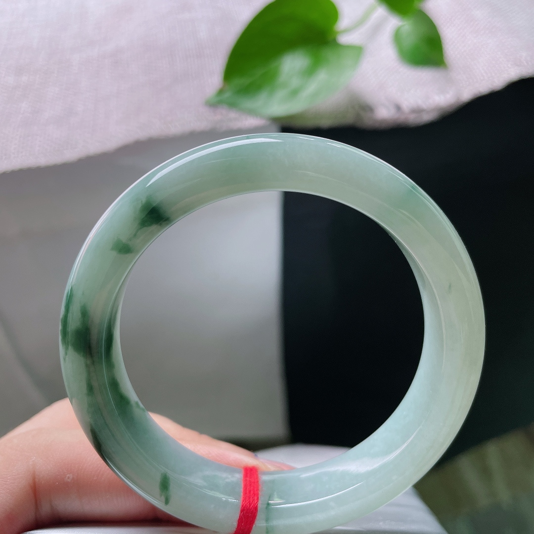 53/12.2/8.5，飘花正圈，细腻，水墨落玉，独一份温柔 ，自带画意的飘花镯 ，无裂，ss58550a