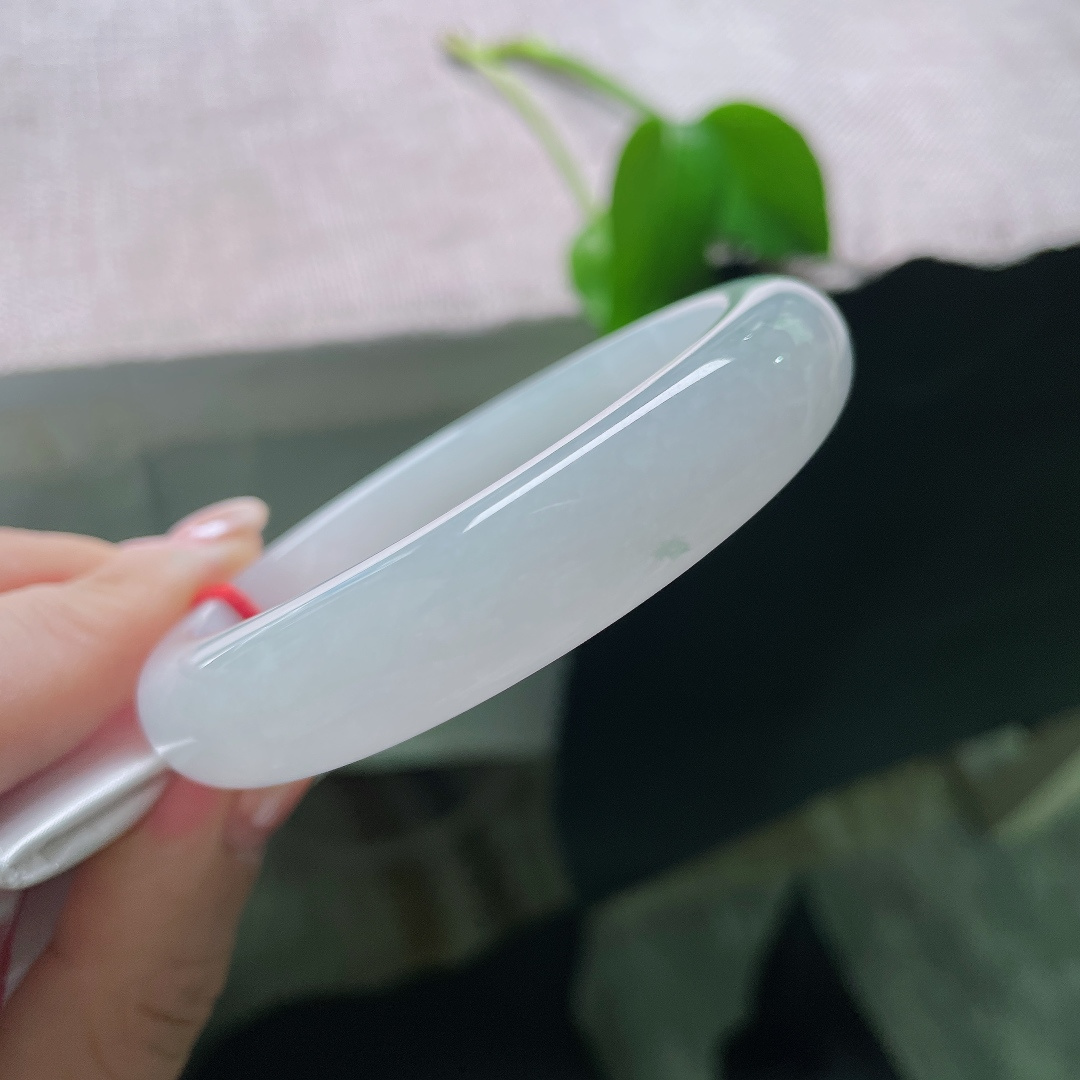白月光正圈，无裂，玉质通透细腻，镯身水光流转，自带清莹莹润的胶感。ss58514a