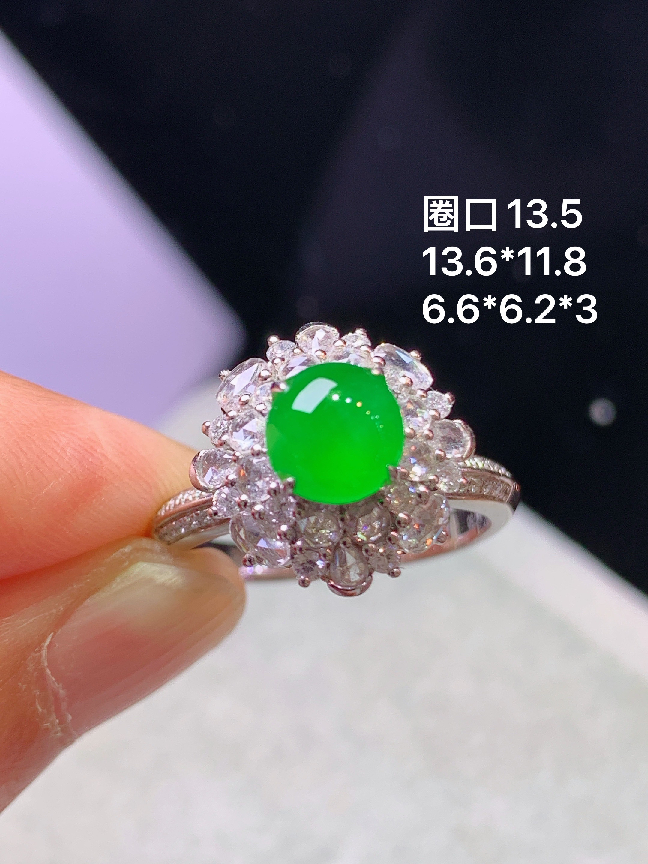 18k金钻镶嵌冰阳绿蛋面戒指 玉质细腻 色泽艳丽清新 水润亮眼 圈口13.5 整体尺寸13.6*11.8 m1