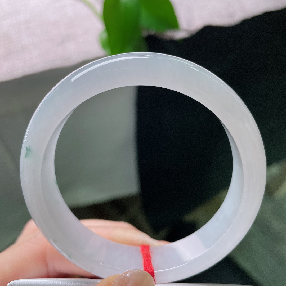 54.8/13.5/7.7，飘花正圈，无裂，飘花飘逸洒脱，每一缕花色都是独属于这只镯子的天然印记。ss58506a