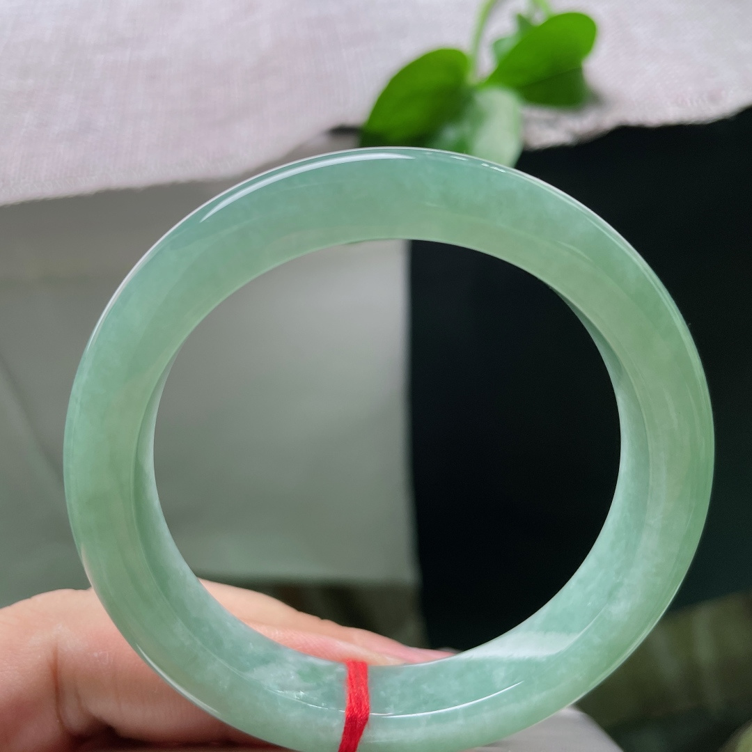 55.4/11.18.9，满色正圈，翠色均匀内敛，水润细腻，腕间藏着安静治愈的清雅氛围感，皮纹，ss58622a