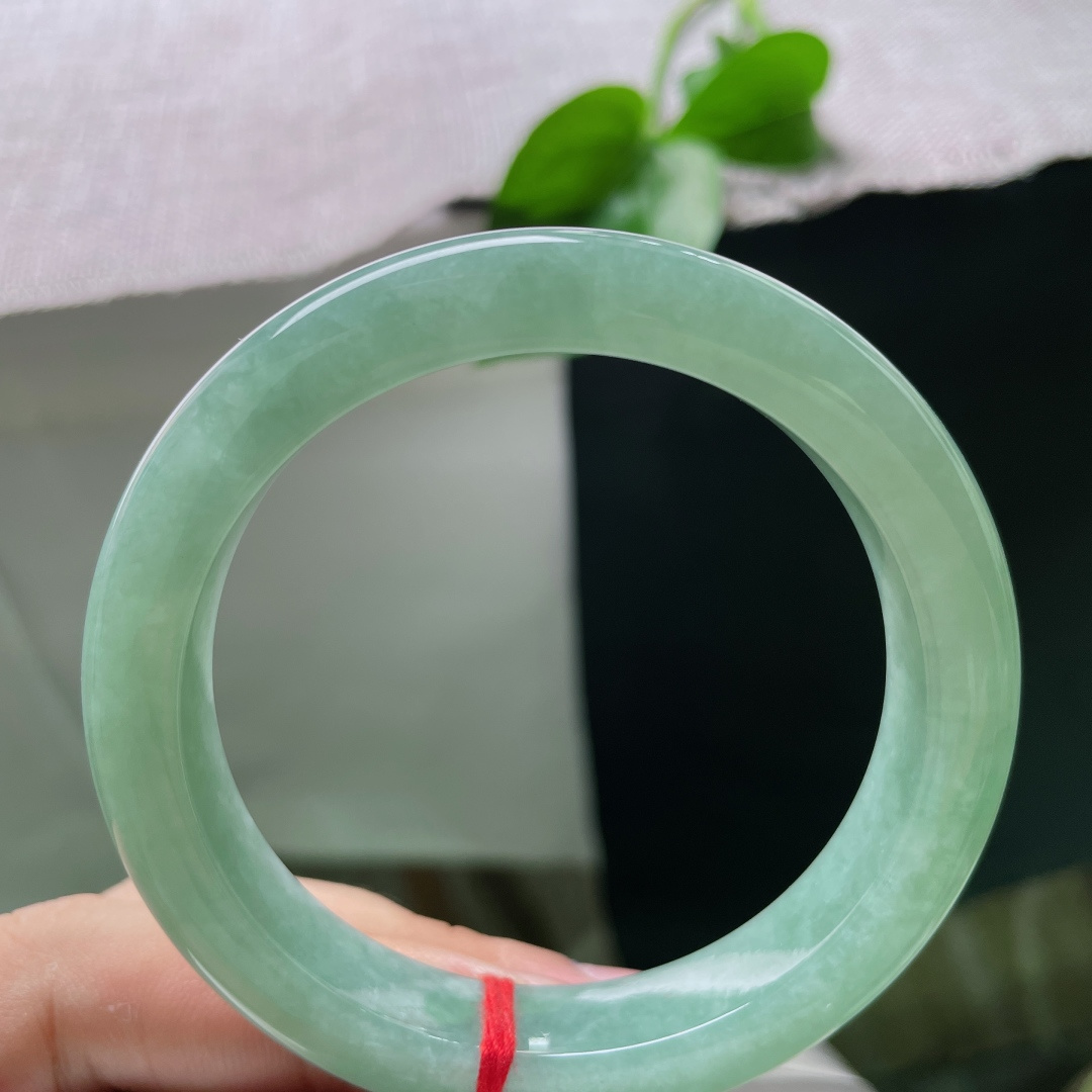 55.4/11.18.9，满色正圈，翠色均匀内敛，水润细腻，腕间藏着安静治愈的清雅氛围感，皮纹，ss58622a