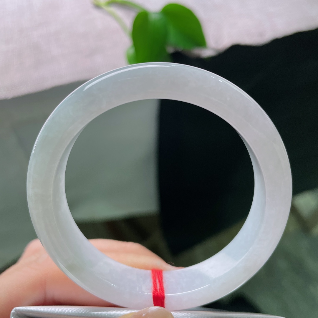 白月光正圈，有纹，褪去浮华艳色，以素玉为美，是腕间独属于自己的白月光。ss58530a