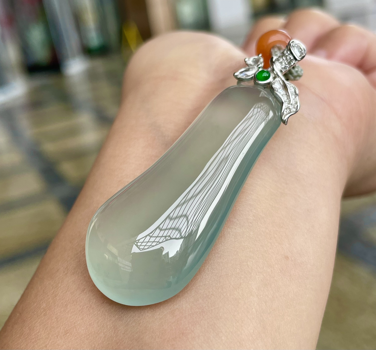 【冰种福瓜吊坠】种水上乘，晶莹剔透，纯净通透，莹光感很强。收藏品质，18k金钻镶嵌，裸石尺寸48.1*20.3*9.3毫米