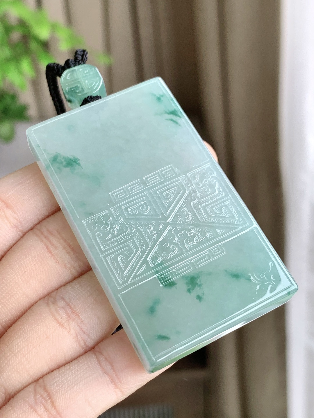 【裸石】冰飘绿花大仿古牌无事牌吊坠【说明】缅甸 性比高 厚装 飘花【尺寸】61.8-36.2-9【重量】65.8克