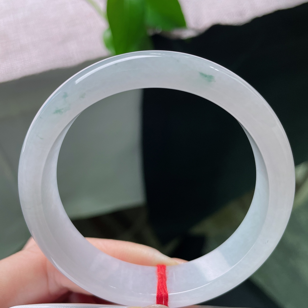 54.8/13.5/7.7，飘花正圈，无裂，飘花飘逸洒脱，每一缕花色都是独属于这只镯子的天然印记。s