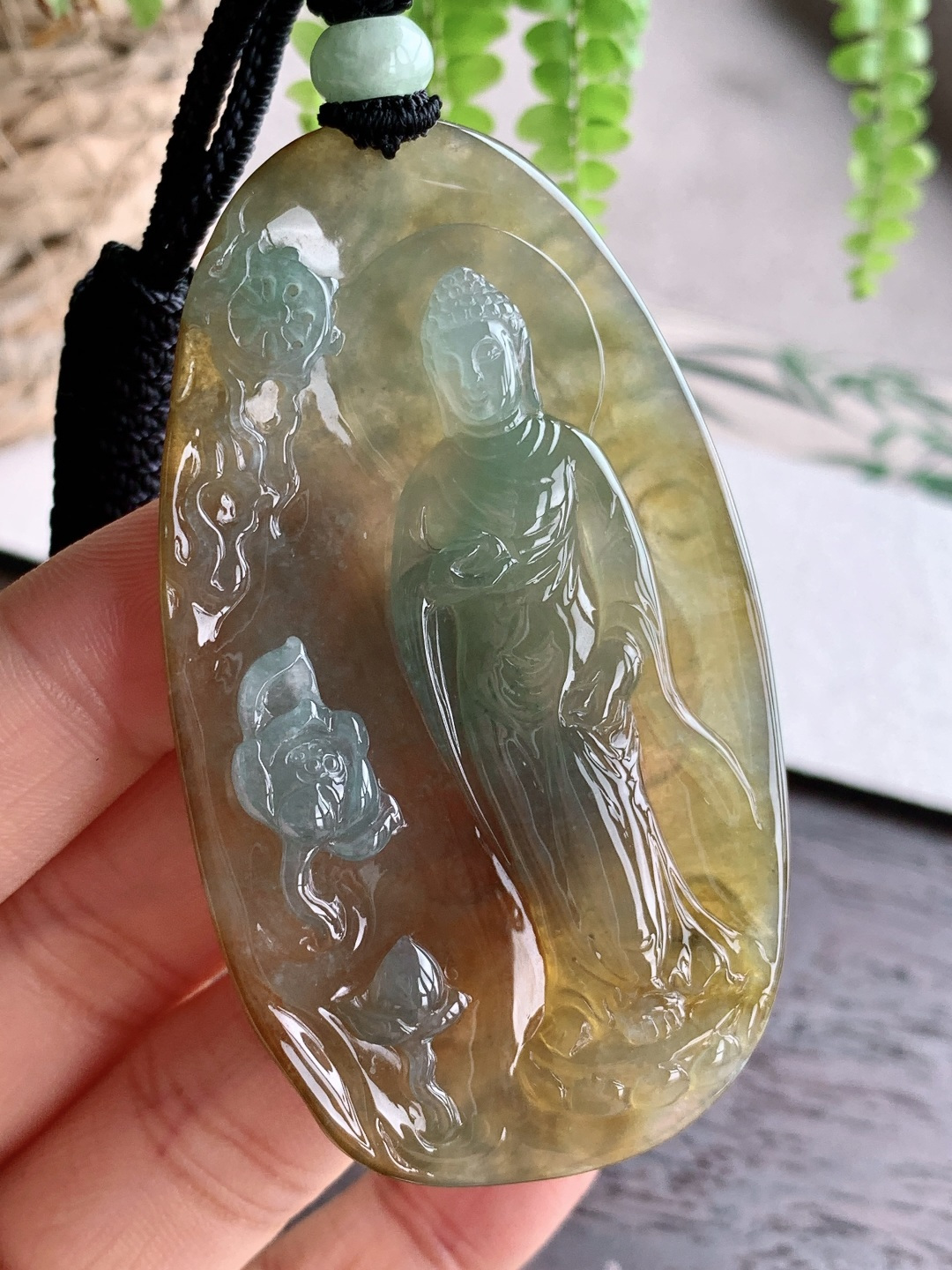 【裸石】️冰种黄翡阿弥陀佛站佛佛公牌吊坠【说明】缅甸 性比高 厚装 晴绿【尺寸】70.5-40-8【重量】32.5克