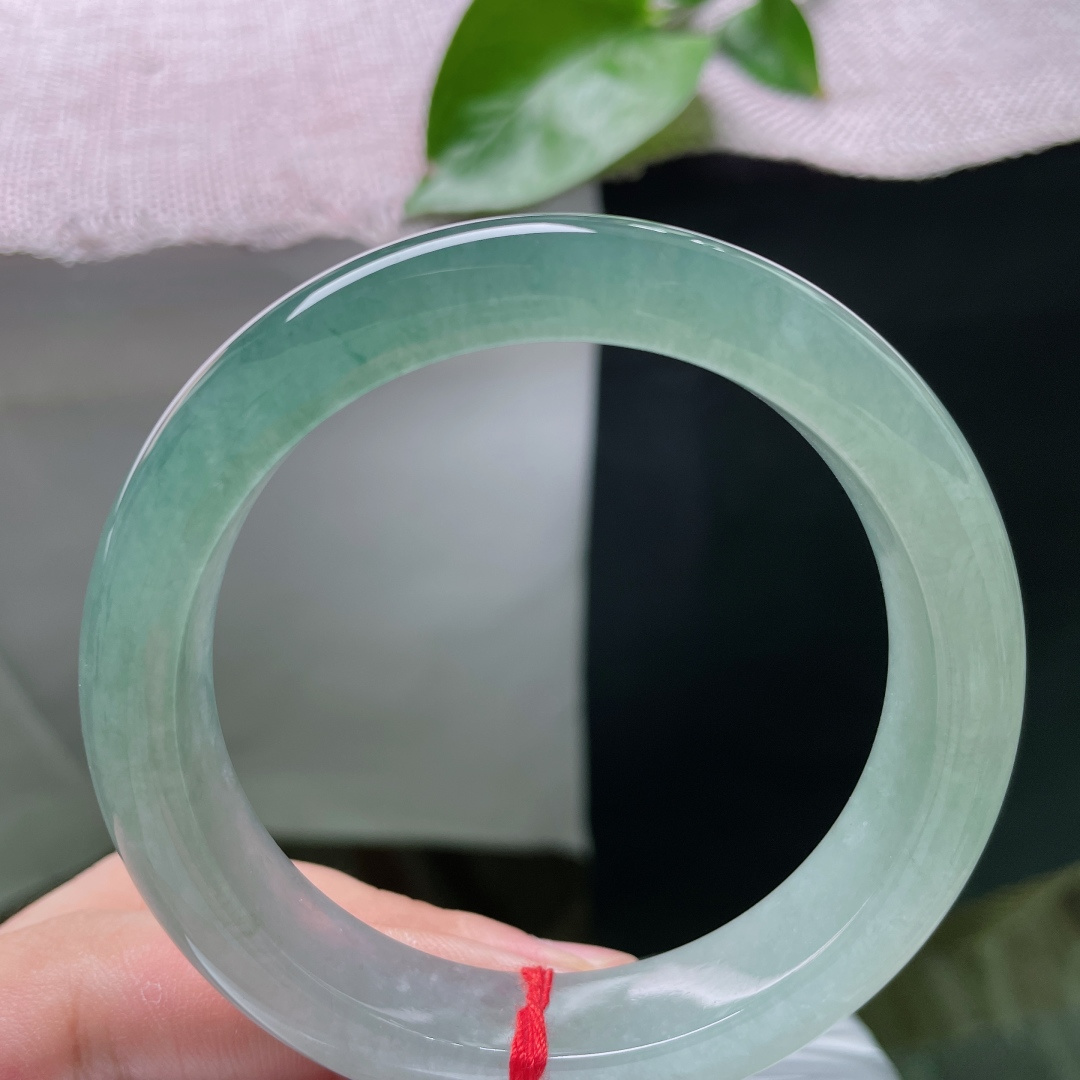 56.5/12.8/9，半山水冰油正圈，水头通透胶感十足，柔光漫绕腕间，沉稳大气，无裂。ss5856