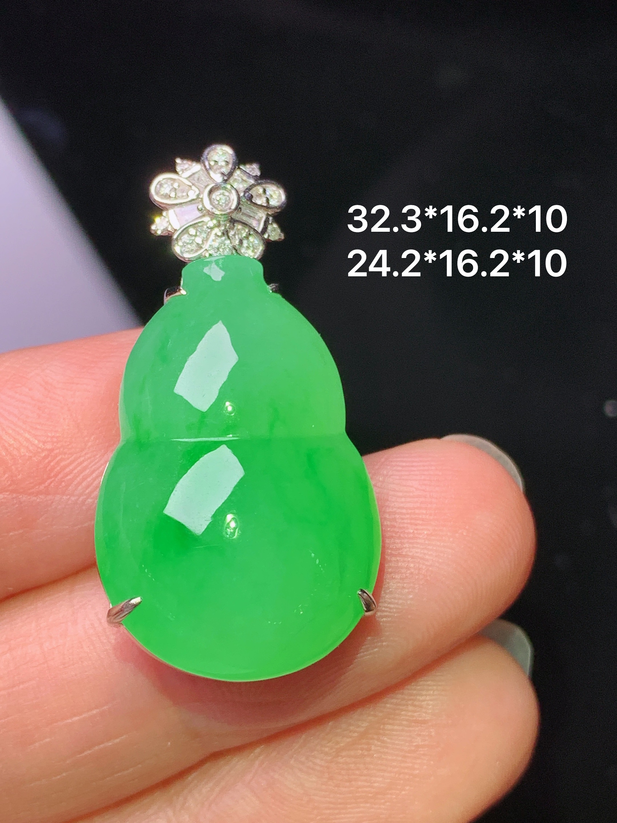 18k金钻镶嵌冰阳绿葫芦吊坠 玉质细腻 色泽艳丽清新 水润亮眼 整体尺寸32.3*16.2*10 l2