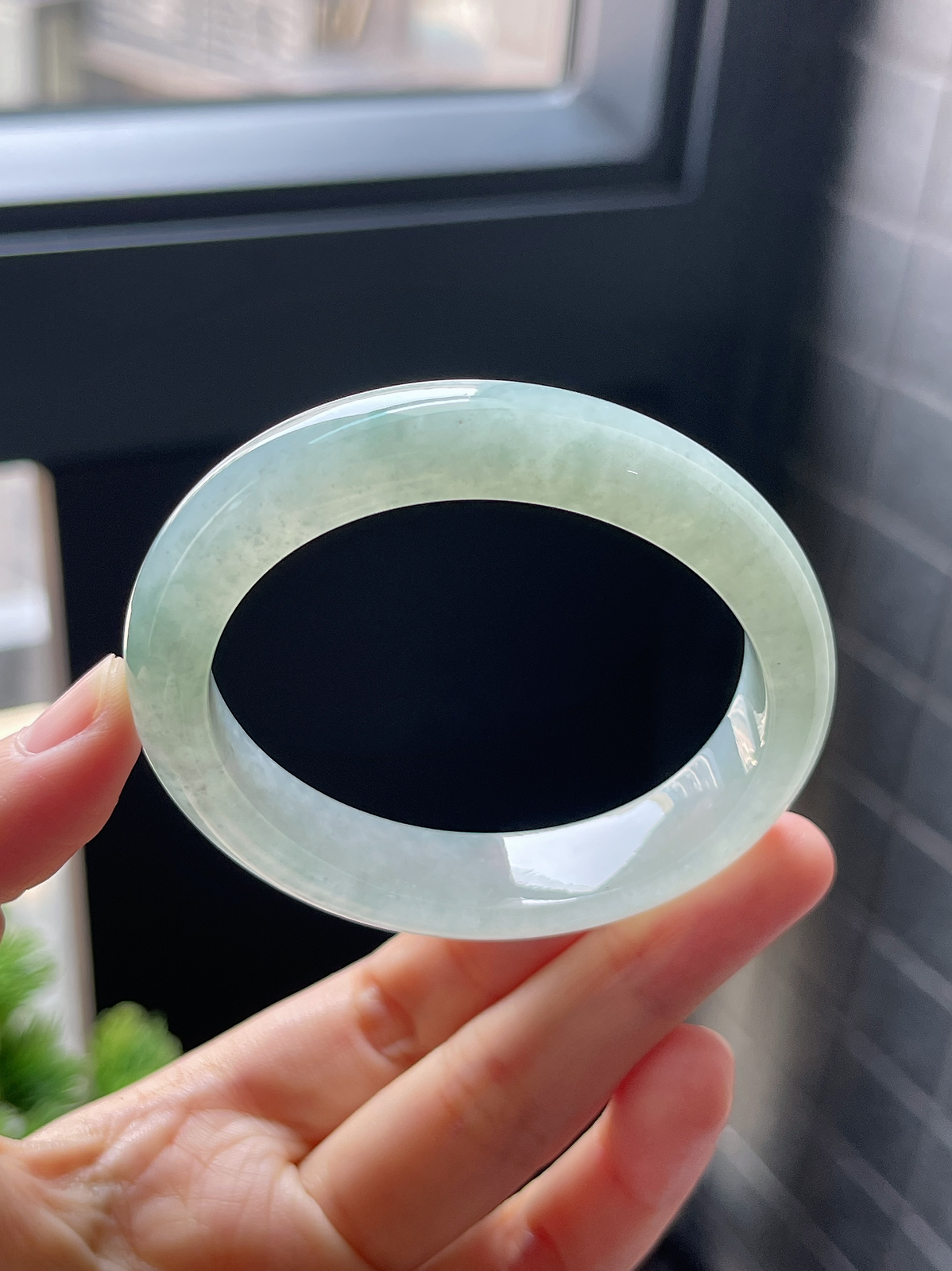 贵妃圈口54.5，冰糯种浅绿色翡翠手镯9.9
