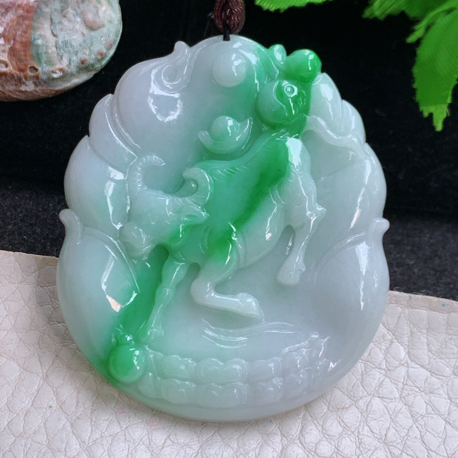 Bg实拍53.8*46*6缅甸翡翠生肖牛玉坠招财进宝玉坠