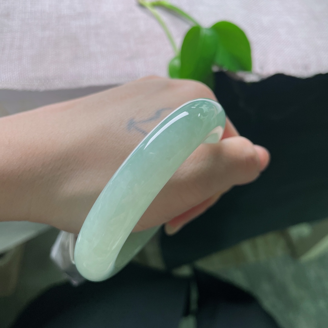 绿底正圈，一点皮纹，没有繁复雕花，素面一镯，全部美感都来源于玉石本身的质地与色泽。ss58520a