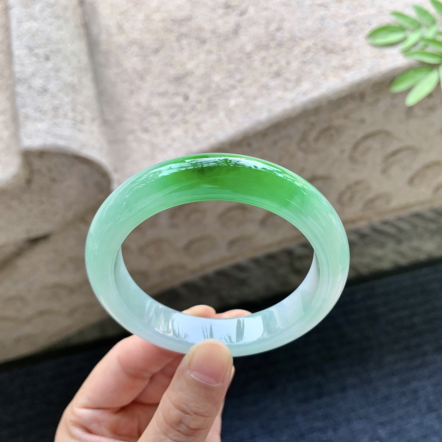 圆条54 55，冰糯飘辣绿，色辣，水润，种老，细腻，打灯有纹线