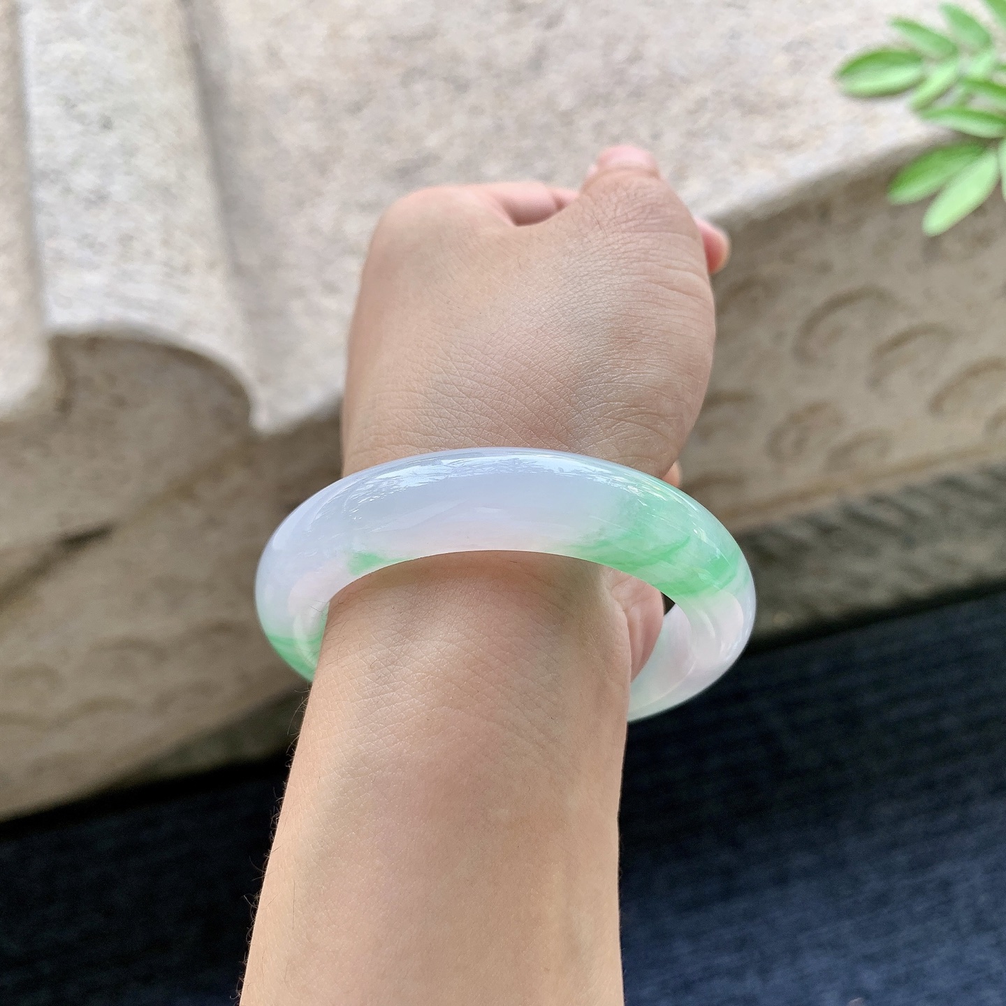 冰糯飘绿，水润，种老，细腻，打灯有纹线
