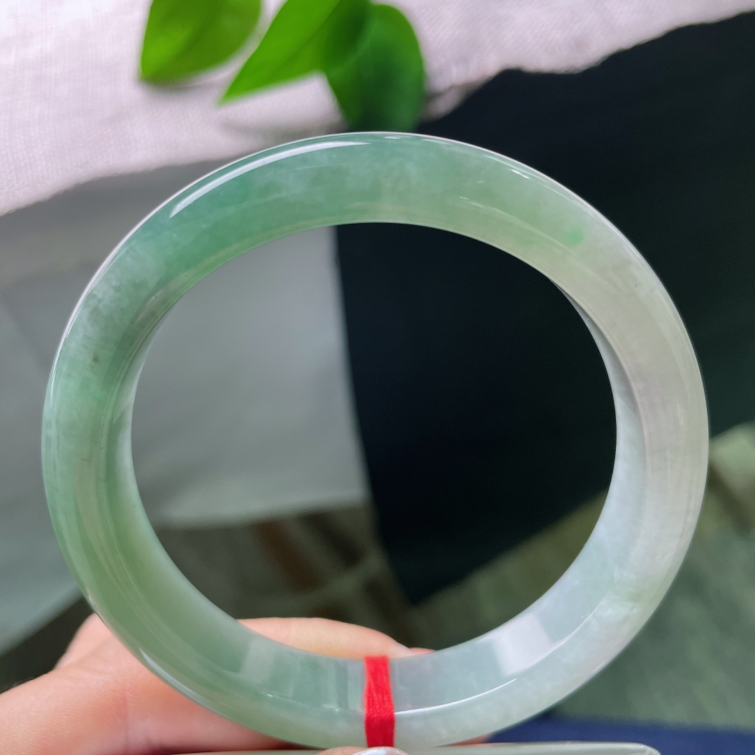 58.9/12.1/8.4油青正圈，皮纹，由浅至深的翠色自然过渡，温润湖绿铺满镯身，沉静又富有生机。