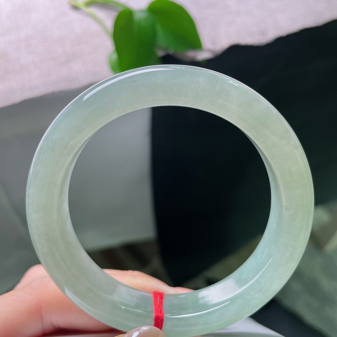 绿底正圈，一点皮纹，没有繁复雕花，素面一镯，全部美感都来源于玉石本身的质地与色泽。ss58520a