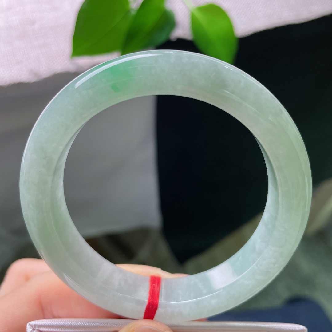 飘绿正圈，无裂，一处鲜亮的翠色俏落镯身，绿感鲜活，清爽简约，自带干净治愈的气质。ss58614a