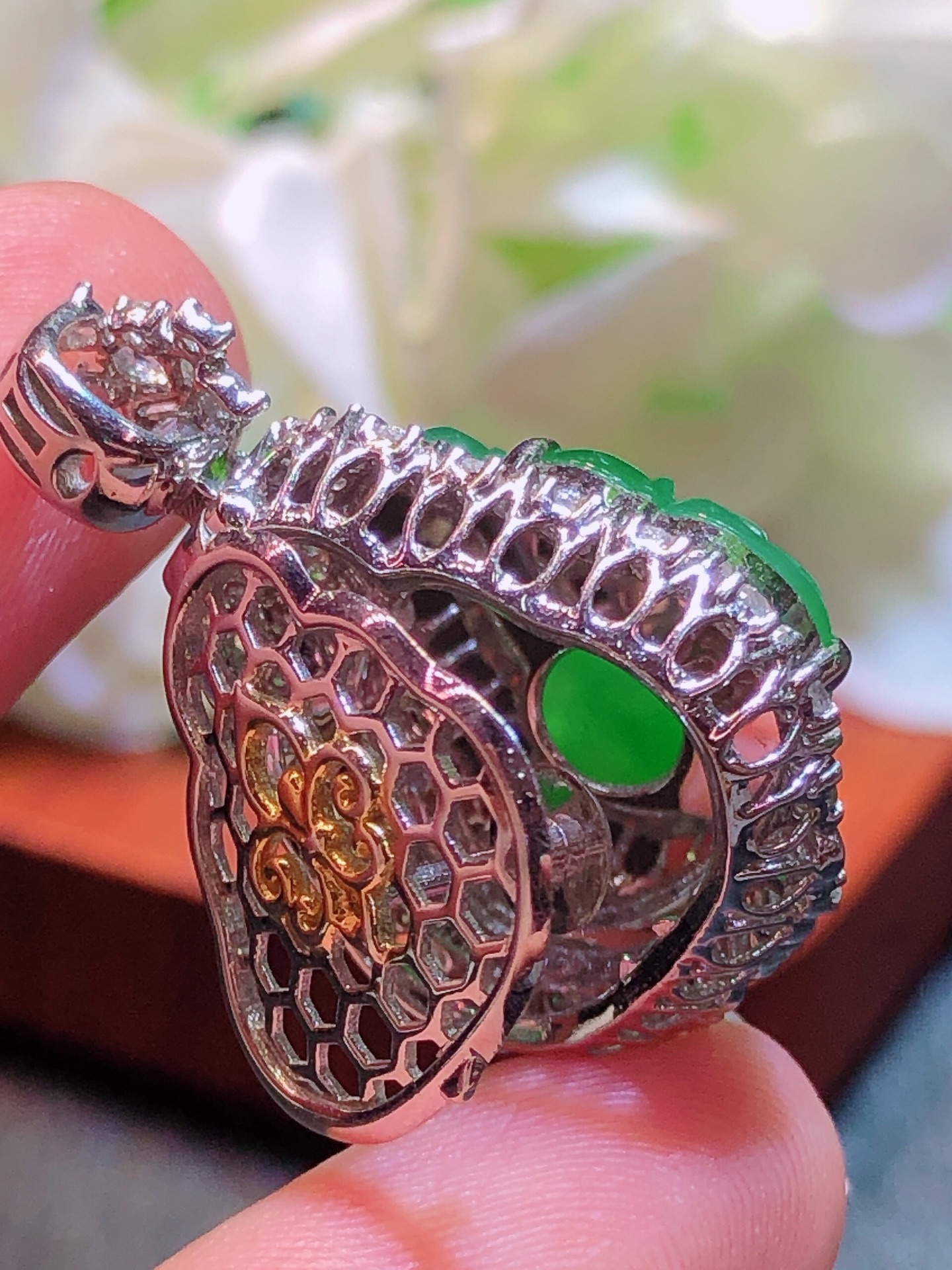 18K金镶 冰绿佛公吊坠 无裂 水润色艳 品相饱满 配送银链苹果拍摄，实物更好看，15.5-15.7-3.1