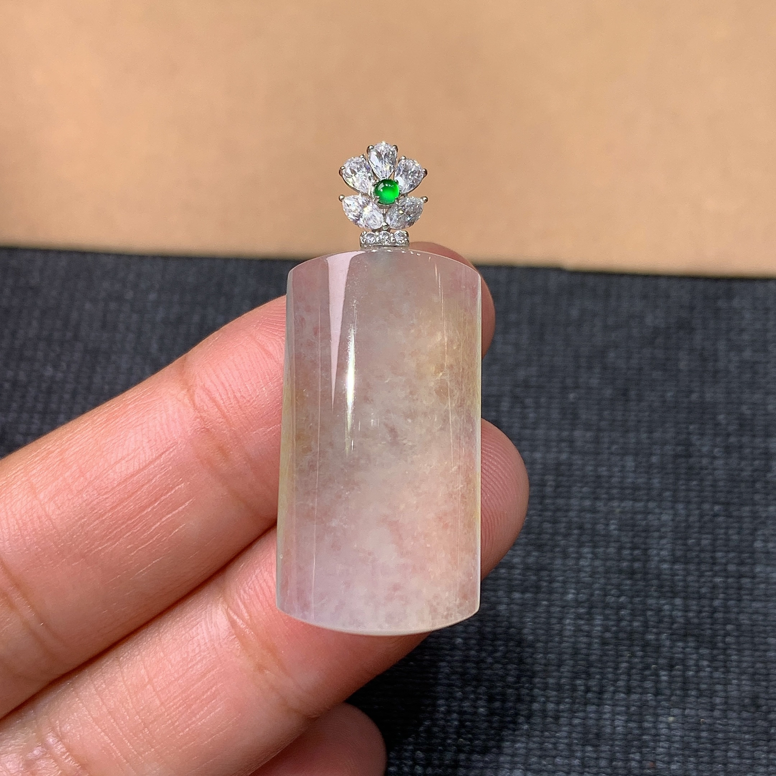 冰种底色无事牌吊坠，18k金镶嵌，冰润细腻，种水足，7huy 尺寸27*14.5*5.8