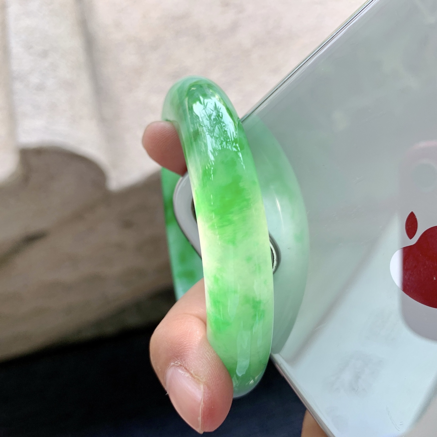 正圈55 56【圈口】56.1/12.2/10【编码】BA090905【描述】辣阳绿，水润，种老，细腻，打灯有纹线