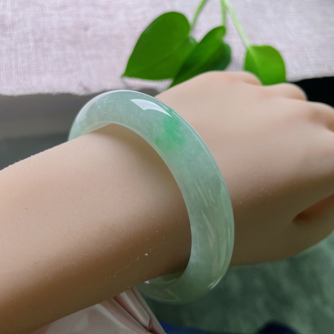 飘绿正圈，无裂，一处鲜亮的翠色俏落镯身，绿感鲜活，清爽简约，自带干净治愈的气质。ss58614a