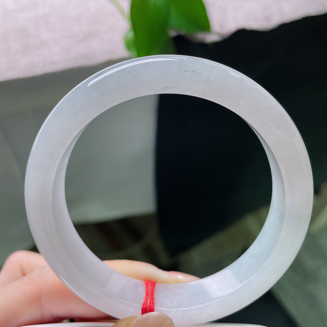 白月光正圈，无裂，玉质通透细腻，镯身水光流转，自带清莹莹润的胶感。ss58514a