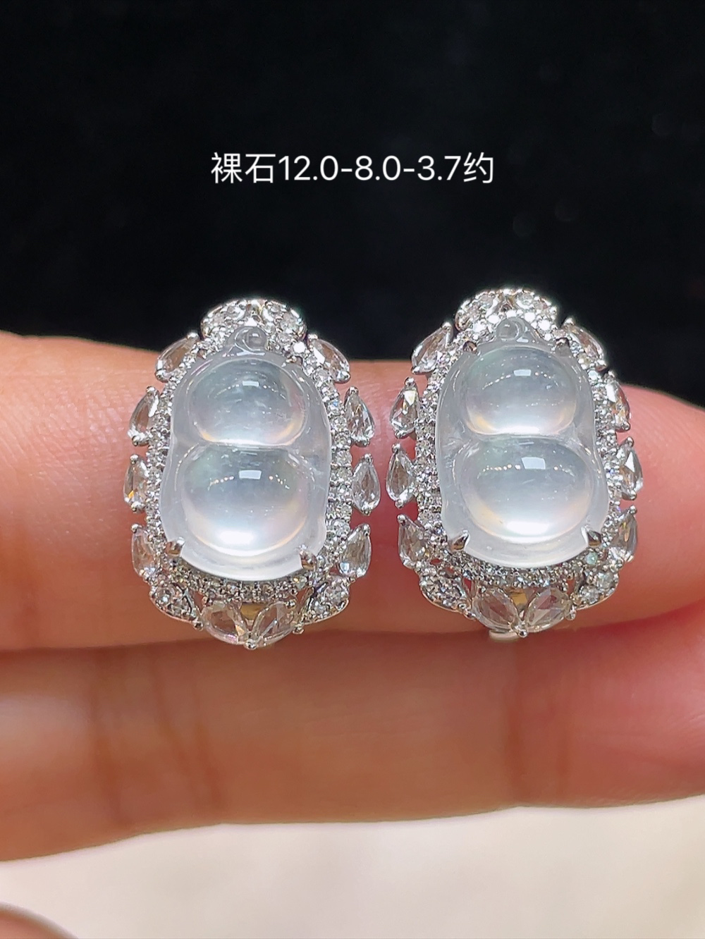 冰种，葫芦耳扣，大件饱满，通透水润，玉质细腻，翠色鲜艳，18k金奢华钻石镶嵌️