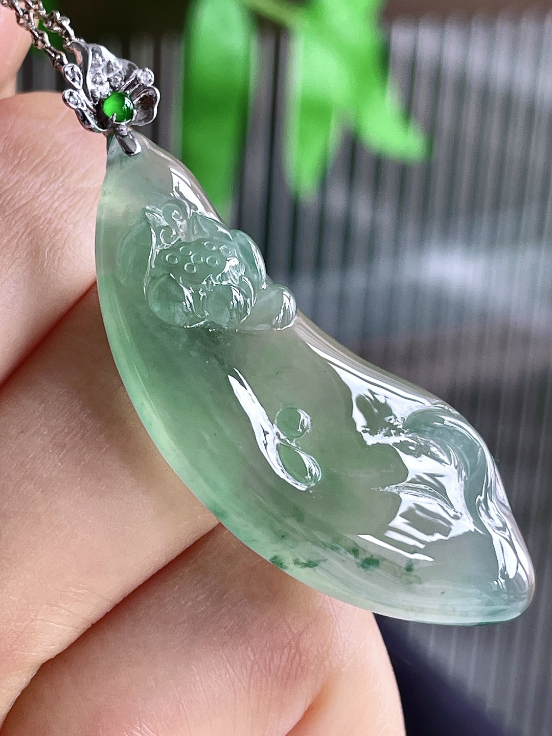 冰晴绿荷花金鱼年年有余吊坠，18k金镶嵌，无裂，性比高，厚装