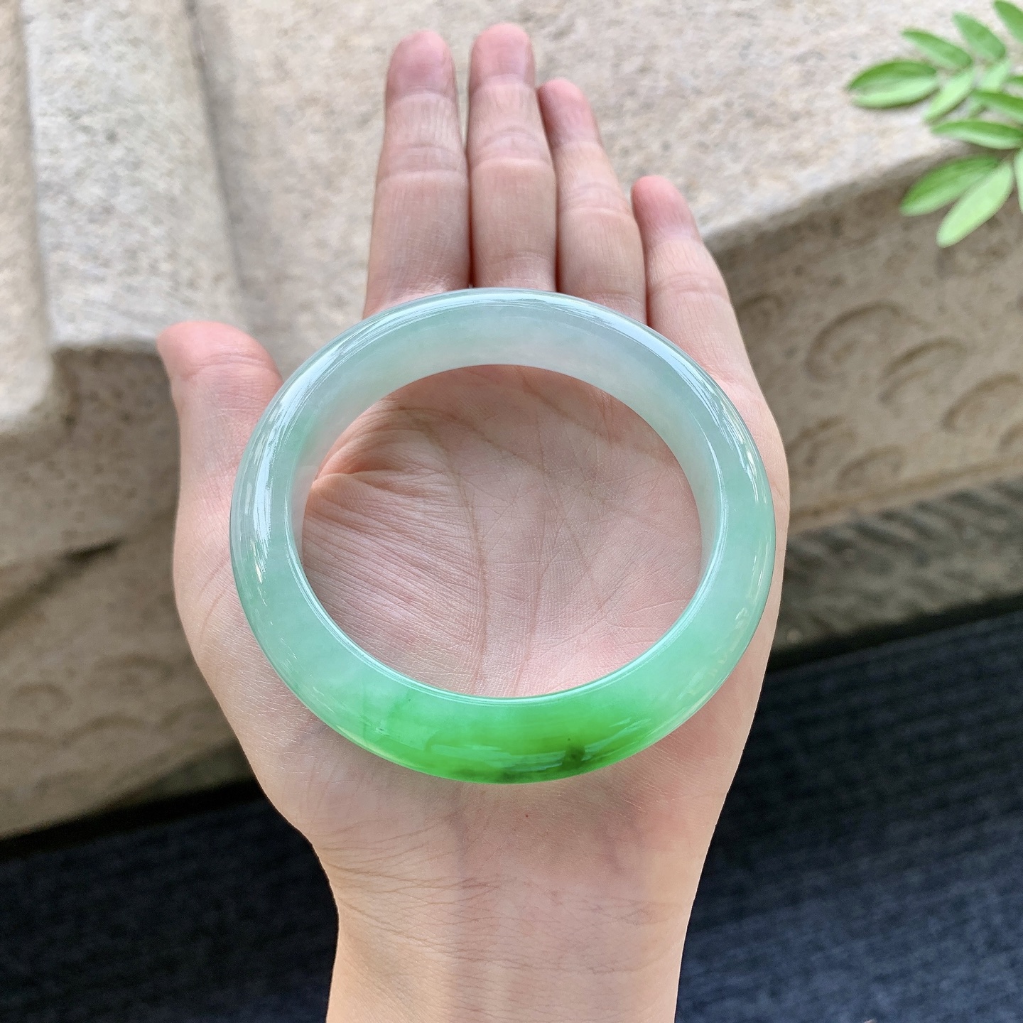 圆条54 55，冰糯飘辣绿，色辣，水润，种老，细腻，打灯有纹线