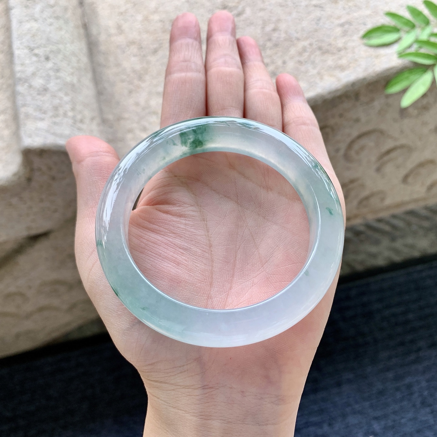 正圈55 56【圈口】56/12/9.4【编码】G7090917【描述】冰飘花，清透，水润，种老，细腻，打灯有纹线