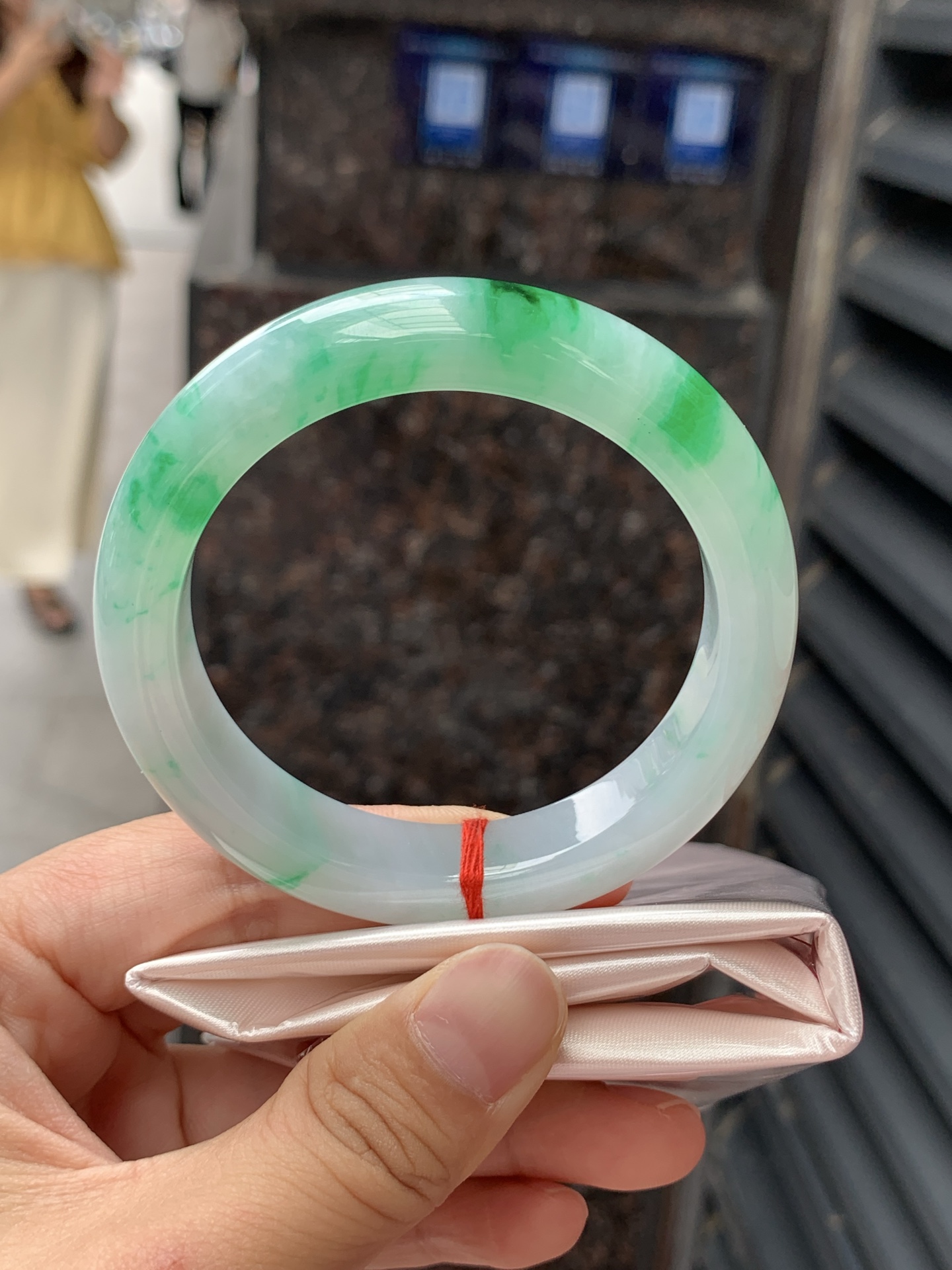 飘阳绿正圈,54-12-8.8,0506-N639,打灯多处纹裂，有贯穿裂，不扣，底妆冰润，飘阳绿花