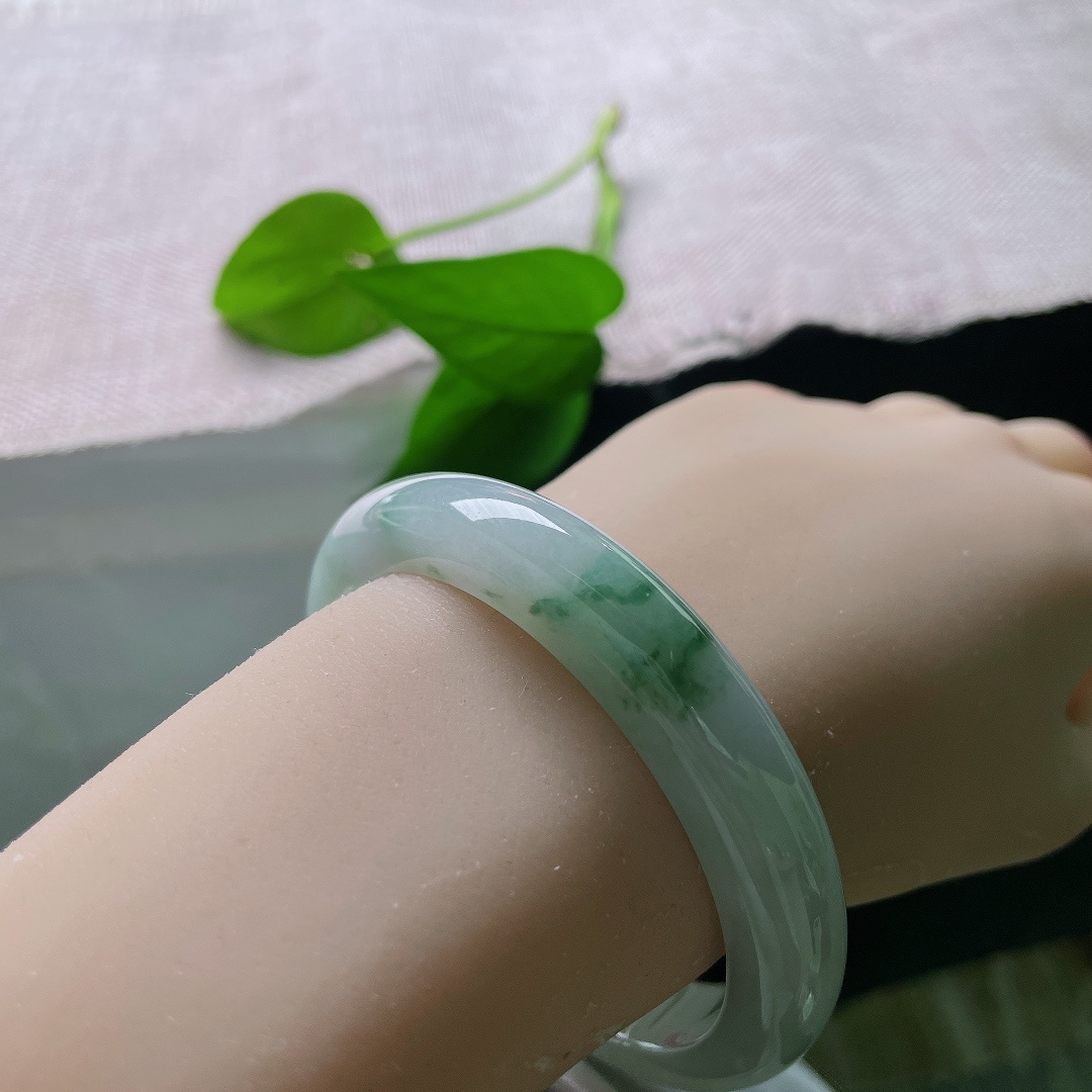 57.2/11.6/7.8，飘花正圈，无裂，有点黄翡，飘花飘逸洒脱，每一缕花色都是独属于这只镯子的天然印记。ss56041a