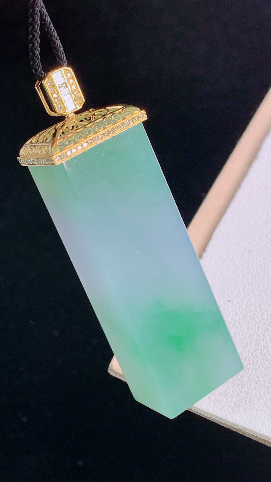 春彩无事牌吊坠，18K真金真钻，色彩丰富，清爽水润，无裂，尺寸:56.1-45.6-15.3-13.