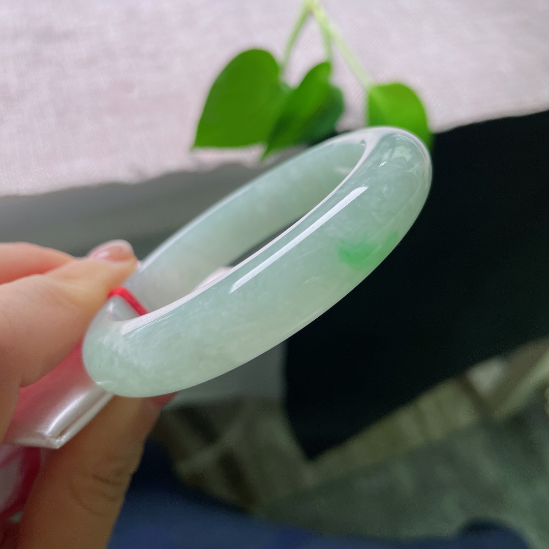 飘绿正圈，无裂，一处鲜亮的翠色俏落镯身，绿感鲜活，清爽简约，自带干净治愈的气质。ss58614a