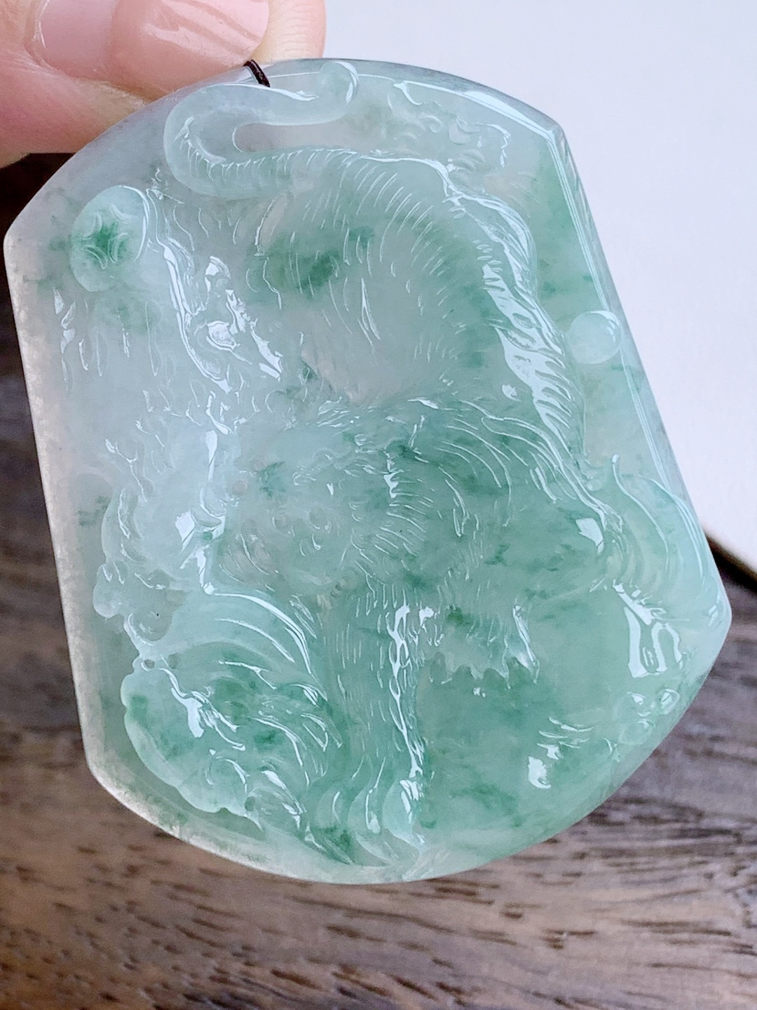 【裸石】冰飘花猛虎下山虎生肖虎牌吊坠【说明】缅甸 性比高 飘蓝花【尺寸】55.4-44-5.3【重量】27.4克【】不议
