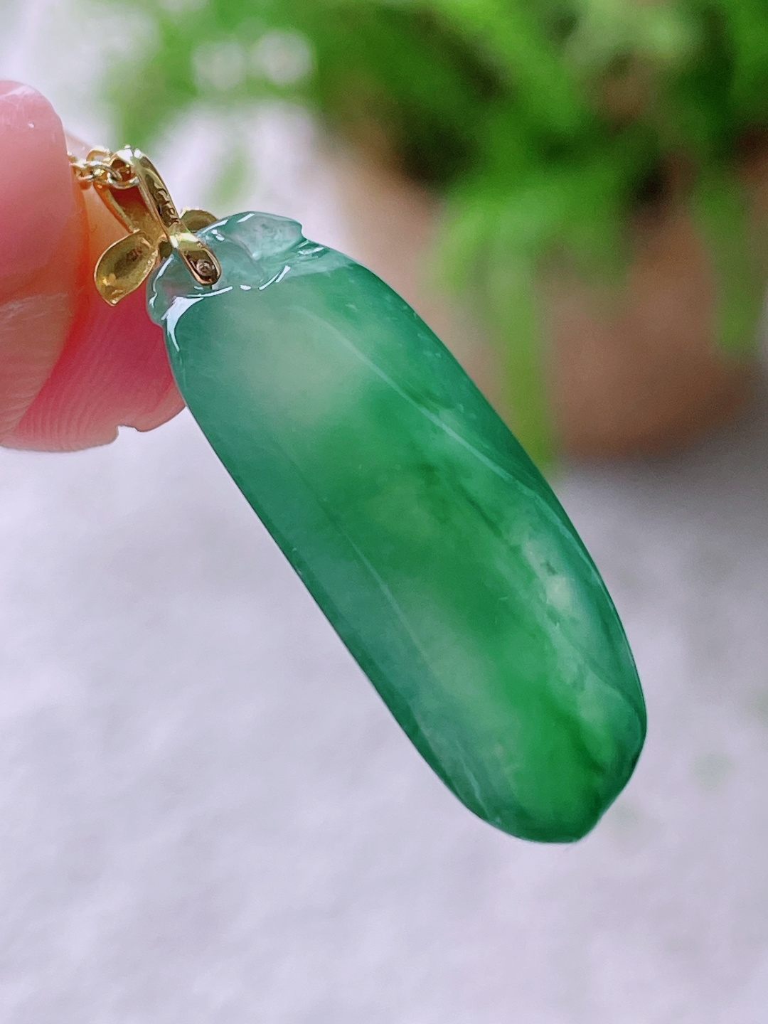 冰飘阳绿花福瓜吊坠,18k金镶嵌,性比高,厚装,飘花,整体36,裸石30.5-11.4-6.2,重量4.7克
