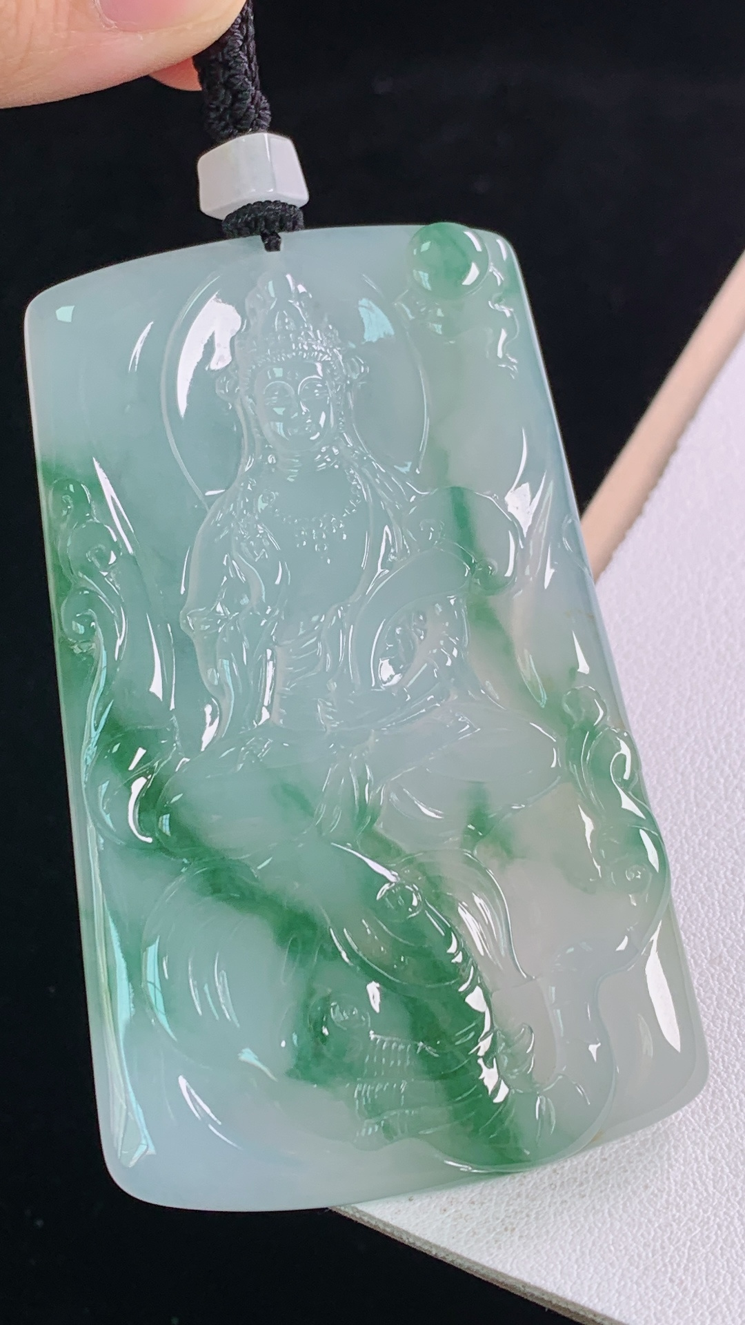 冰飘绿普贤观音，翠色灵动，清爽细腻，无裂，尺寸:73.5-44.9-5.6mm 6