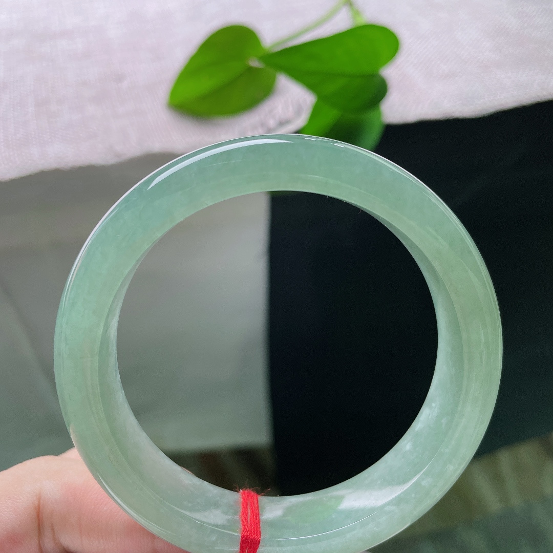 绿底正圈，晶体，光泽温润不刺眼，光线漫过镯体，漾开层层清浅的绿意。ss57888a