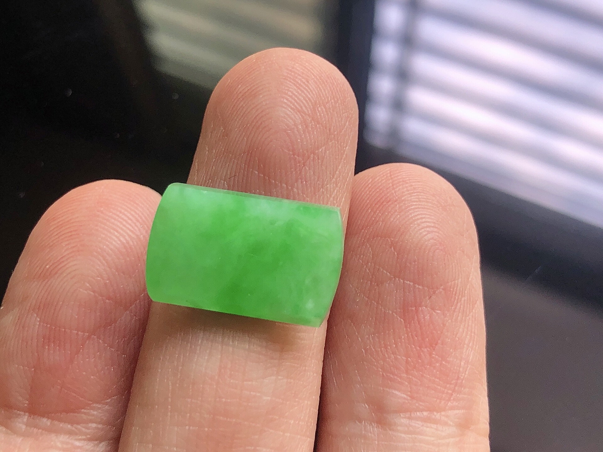 ️ 冰种阳绿马鞍， 色泽艳阳，通透水润，玉质细腻，夺目迷人，镶嵌效果，品相，无裂，尺寸17*10.