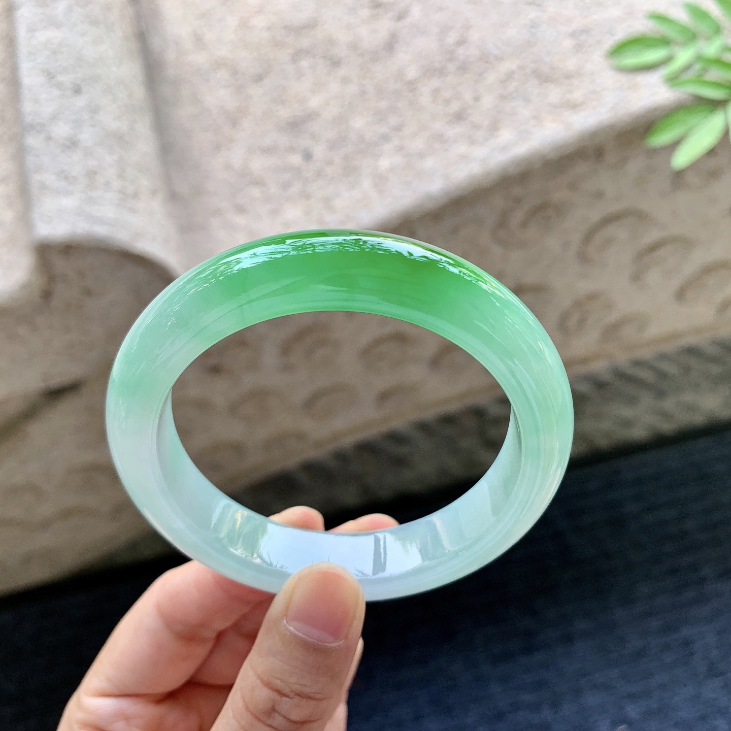 圆条54 55，冰糯飘辣绿，色辣，水润，种老，细腻，打灯有纹线